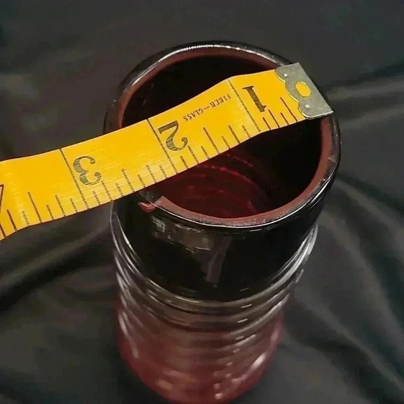 7 and 1/2 in black to red glass ribbed spiral vase - Picture 3 of 4